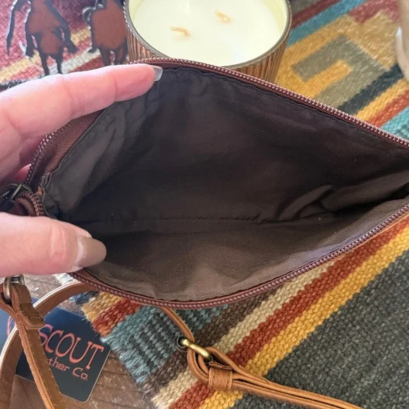 Scout Tan Leather Crossbody Bag - Picture 4 of 7
